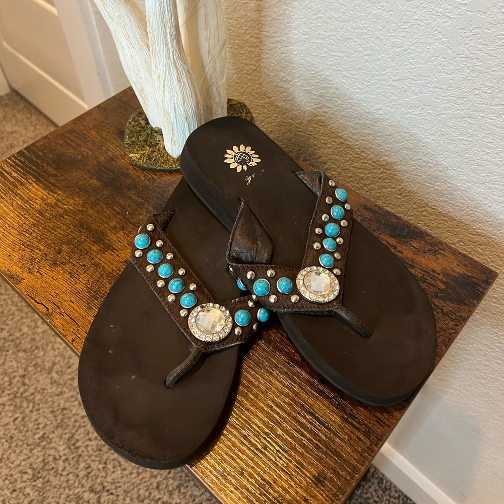 Yellow Box Brown Leather Upper Turquoise Rhinestone Accent Flip Flops Y2k Sz 7
